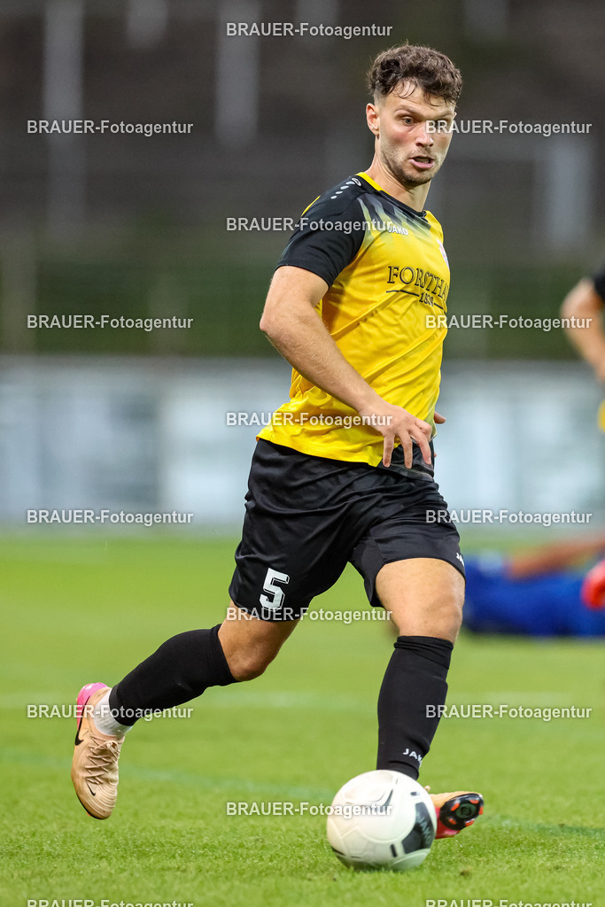 SB_KFCBAU_20250815_4909.JPG -  - KFC Uerdingen - SF Baumberg - Oberliga Niederrhein | Krefeld, Deutschland, 15.08.25: Ole Päffgen (KFC Uerdingen) in Aktion, am Ball, Einzelaktion während des Oberliga Niederrhein Spiels zwischen KFC Uerdingen - SF Baumberg in der Grotenburg Stadion am 15. August 2025 in Krefeld, Deutschland. (Foto von Stefan Brauer/Brauer-Fotoagentur)