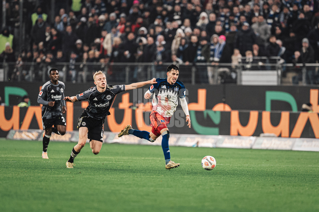 Fußball | Männer | Saison 2025/2026 | 1. Fußball-Bundesliga | 15. Spieltag | Hamburger SV vs. Eintracht Frankfurt | 20.12.2025 | v.l. Oscar Hojlund (#6, Eintracht Frankfurt) gegen Nicolas Capaldo (#24, HSV)