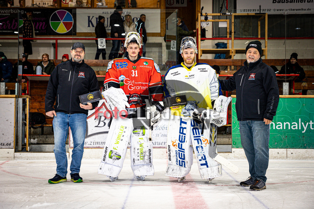TSV Peißenberg MINERS gegen ERV Schweinfurt Mighty Dogs | Eishockey Bayernliga Herren Vorrunde 2024/25, TSV Peißenberg MINERS gegen ERV Schweinfurt Mighty Dogs, 20241220,Xaver NAGEL (MINERS 31) und Pöhlmann Leon (Mighty Dogs)Spieler des Spiels,2024-12-20 in Peißenberg (Eisstadion Peißenberg)Xaver NAGEL (MINERS 31), Pöhlmann Leon (Mighty Dogs)Copyright: WolfgangxLindner foto-lindner.de
