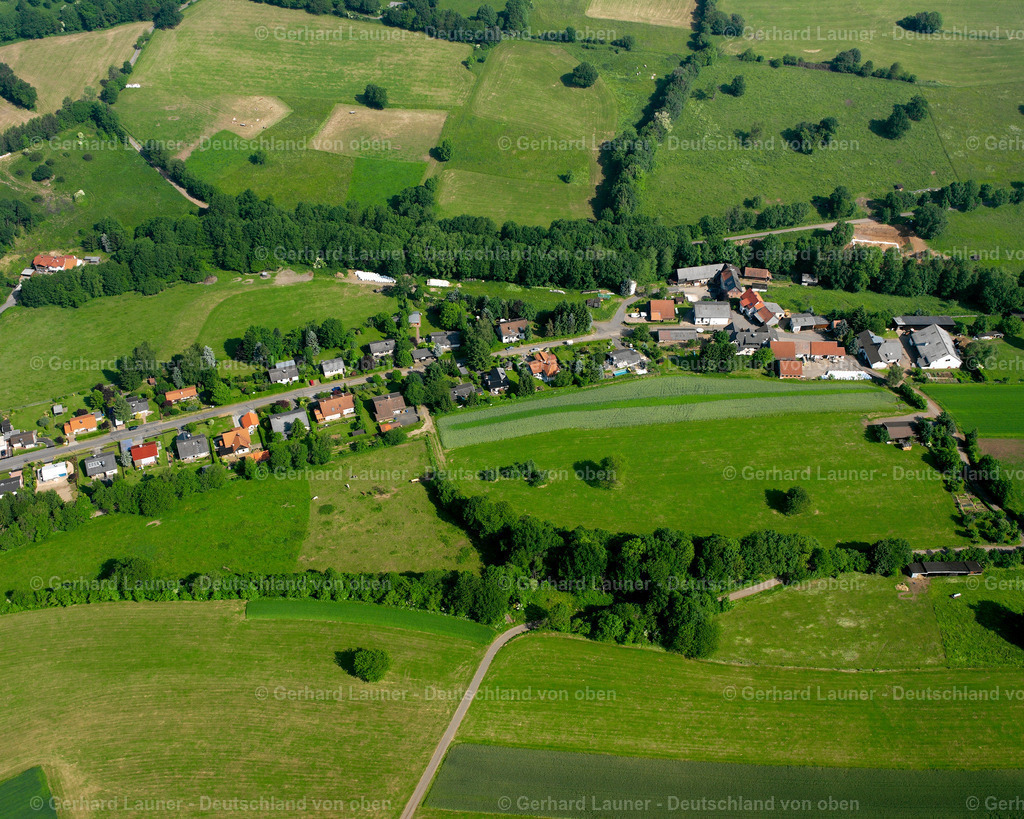 2615865 | ESCHENROD 09.06.2006 Landwirtschaftliche Nutzflächen und Feldgrenzen  umsäumen das Siedlungsgebiet des Dorfes in Eschenrod im Bundesland Hessen, Deutschland // Agricultural land and field boundaries surround the settlement area of the village  in Eschenrod in the state Hesse, Germany Foto: Gerhard Launer