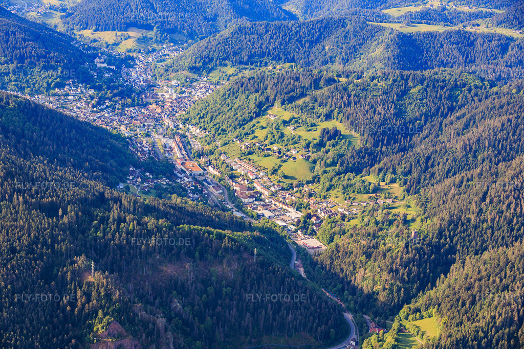 Luftbild: Stadtansicht im Schwarzwaldtal aus Norden in Schramberg im Bundesland Baden-Württemberg in Deutschland.Foto: IMG_156241.jpg vom 17.05.2026 durch Werner Riehm/FLY-FOTO.deAuflösung des Originals: 6000 x 4000 px