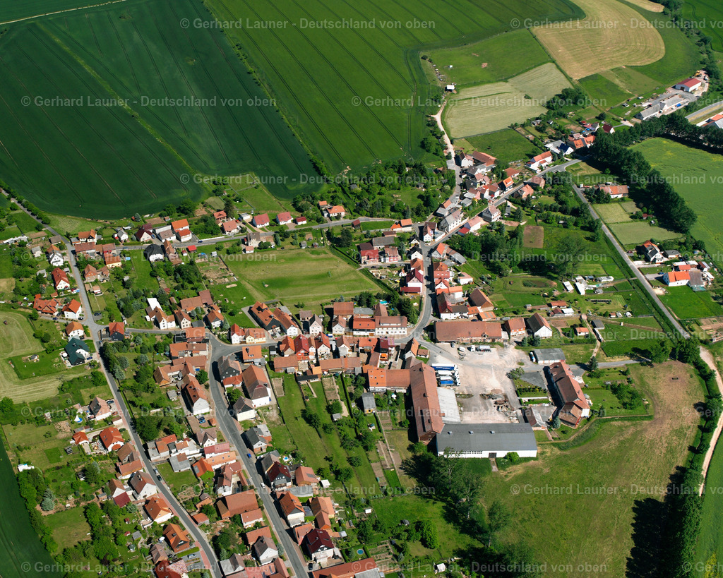 2634539 | GERTERODE 09.06.2006 Landwirtschaftliche Nutzflächen und Feldgrenzen umsäumen das Siedlungsgebiet des Dorfes an der Straße Baumgartenweg in Gerterode im Bundesland Thüringen, Deutschland. // Agricultural land and field boundaries surround the settlement area of the village on street Baumgartenweg in Gerterode in the state Thuringia, Germany. Foto: Gerhard Launer
