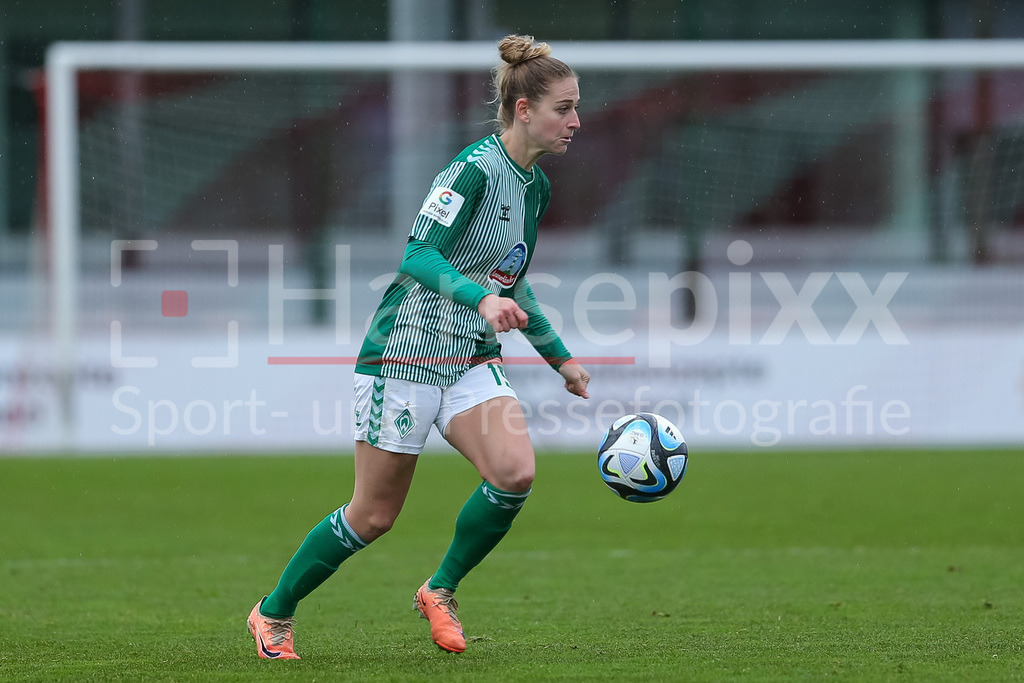 Fussball, Google Pixel Frauen-Bundesliga, RB Leipzig - SV Werder Bremen | v.li.: Saskia Matheis (SV Werder Bremen, 19) am Ball, Freisteller, Einzelbild, Ganzkörper, Aktion, Action, Spielszene, DIE DFB-RICHTLINIEN UNTERSAGEN JEGLICHE NUTZUNG VON FOTOS ALS SEQUENZBILDER UND/ODER VIDEOÄHNLICHE FOTOSTRECKEN. DFB REGULATIONS PROHIBIT ANY USE OF PHOTOGRAPHS AS IMAGE SEQUENCES AND/OR QUASI-VIDEO.