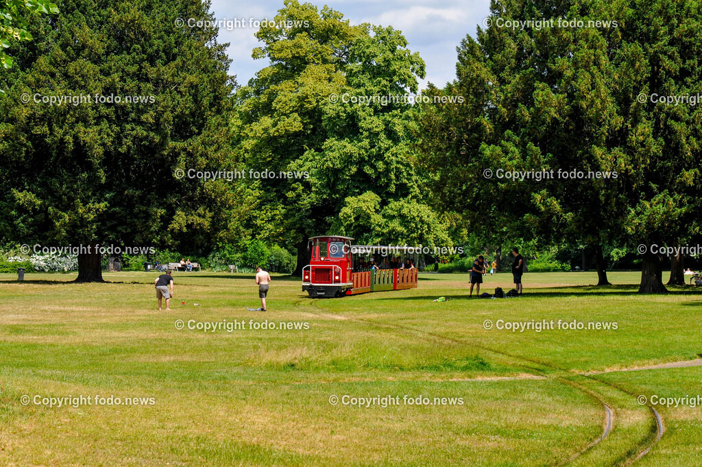 Deutschland_ Baden-Wuerttemberg_ Karlsruhe_ 20.02.2025-18 | 20.02.2025, Deutschland, GER, Baden-Wuerttemberg, Karlsruhe im Bild Themenbild, Stadtansichten, Schlossgartenbahn, Tourismus, Touristen, Schienenverkehr, Sehenswuerdigkeit, Schloss, Schlossgarten, Park, Parkanlage