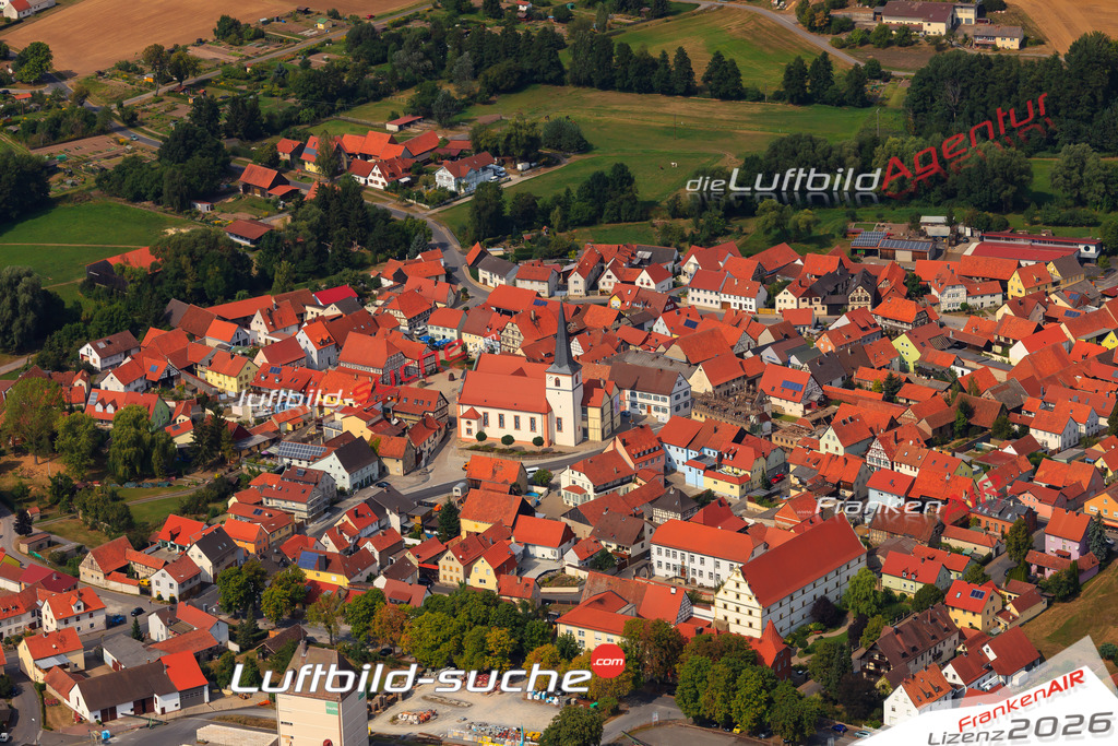 Die Luftaufnahme der Stadt Stadtlauringen wurde vom UL-Flugzeug heraus erstellt ( keine Drohne )- hohe Auflösung für beste Qualität
