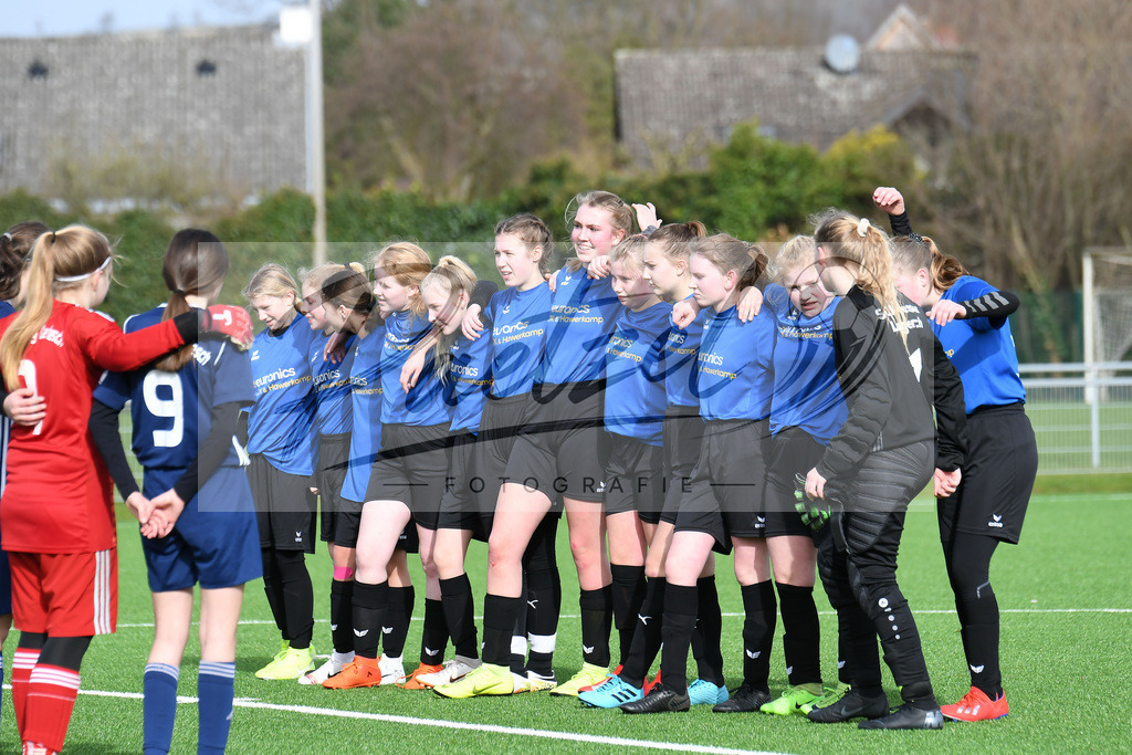 LENGRE20200229_0118 | Fussball, C-Juniorinnen:   bei dem Testspiel zwischen SC Preussen Lengerich und TSG 07 Burg Gretesch im Windmoeller &amp; Hoelscher Stadion am 29.02.2020 in Lengerich, Deutschland. - Realisiert mit Pictrs.com