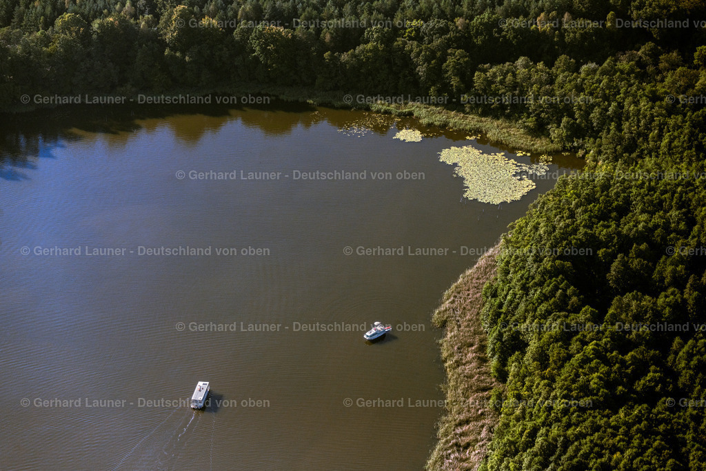 4062340 | MIROW 08.09.2021 Motorboot in Fahrt auf dem Zotzensee in Mirow im Bundesland Mecklenburg-Vorpommern, Deutschland. // Motorboat in motion on Zotzensee in Mirow in the state Mecklenburg - Western Pomerania, Germany. Foto: Gerhard Launer