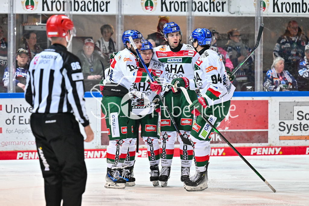 Iserlohn Roosters - Augsburger Panther | Jubel der Panther nach dem Treffer zum 0-1 durch Chris COLLINS (Augsburger Panther #10) / Tor / Torschuetze / Freude / Happy / DEL: Iserlohn Roosters - Augsburger Panther, Eissporthalle Iserlohn am 07.03.2025