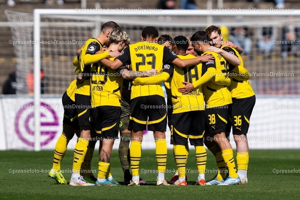 xydr06042501067 | 06.04.2025, xydrx, Fußball, Borussia Dortmund II - FC Ingolstadt 04, 3.Liga, Stadion Rote Erde, Saison 2024 2025: Spieler von Borussia Dortmund II bilden einen Kreis vor dem Spielbeginn DFB regulations prohibit any use of photographs as image sequences and or quasi-video.