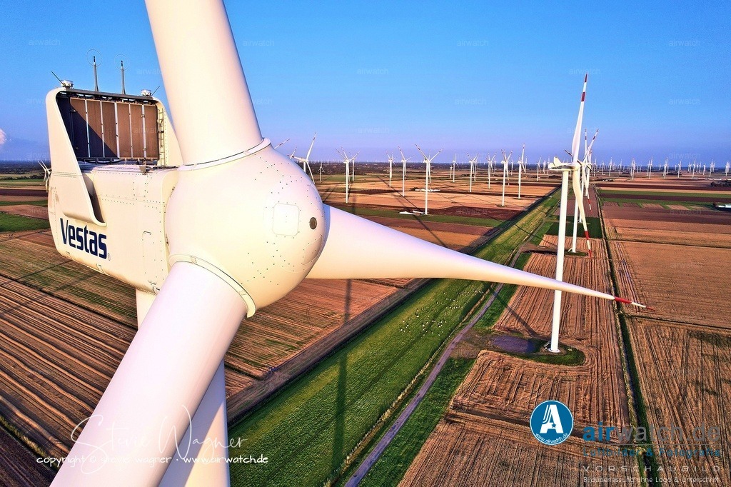 Windpark Gemeinde Reussenkoege in Nordfriesland - Luftbild | Entdecken Sie atemberaubende Luftbilder und Fotografien auf airwatch.de - Tauchen Sie ein in eine Welt voller faszinierender Aufnahmen aus der Vogelperspektive.