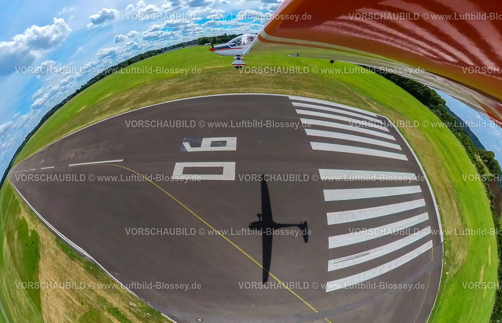 Muelheim20220806_FlughafenLandung-2 | Luftbild, Flughafen Essen / Mülheim Landebahn Landung mit Flugzeug Dimona H36 und Flugzeugschatten, Fisheye Aufnahme, Fischaugen Aufnahme, 360 Grad Aufnahme, Holthausen - Südost, Mülheim an der Ruhr, Ruhrgebiet, Nordrhein-Westfalen, Deutschland