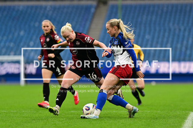 Fußball I Frauen I Saison 2025-2026 I Bundesliga I 10. Spieltag I Hamburger SV - 1. FC Nürnberg I 43507 | Aleigh Gambone (16, 1. FC Nürnberg) bMia Büchele (17, Hamburger SV) - Realisiert mit Pictrs.com