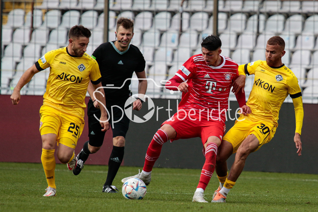 FC Bayern Amateure - FC Wuerzburger Kickers | v. l. Dominik MEISEL (FWK #25), Yusuf KABADAYI (FCB #7). und Benys Solomon JUNGE-ABIOL (FWK #30)