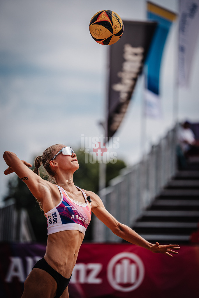 Beachvolleyball | Frauen | Allianz German Beach Tour 2025 | Tourstop München | 04.07.2025 | Paula Schürholz beim Aufschlag