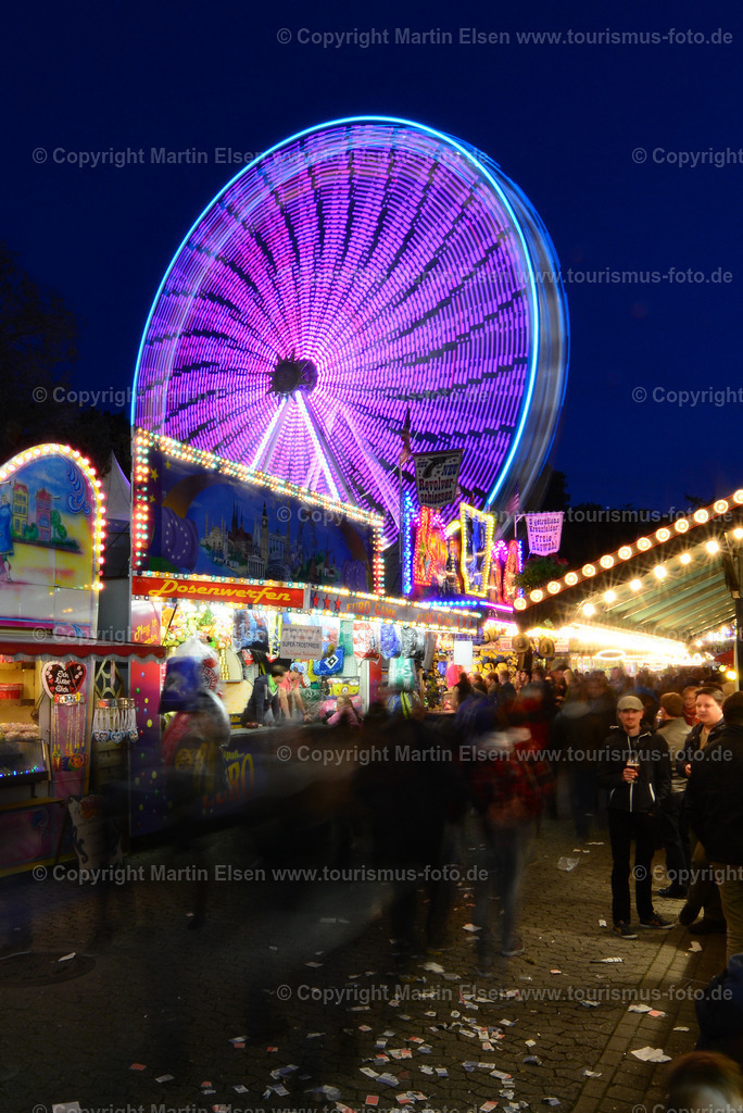 Neukloster Pfingstmarkt_ELS_2256 | Neukloster Pfingstmarkt - Aufnahmedatum: 23.05.2015, Aufnahmehoehe:  m, Koordinaten:  - , Bildgroesse: 2186 x  3275 Pixel - Copyright 2015 by Martin Elsen, Kontakt: Tel.: +49 157 74581206, E-Mail: info@schoenes-foto.deSchlagwoerter,Volksfest,Pfingsten,Jahrmarkt,Riesenrad,Feiern,Buden,Dancer,Foto - Realisiert mit Pictrs.com