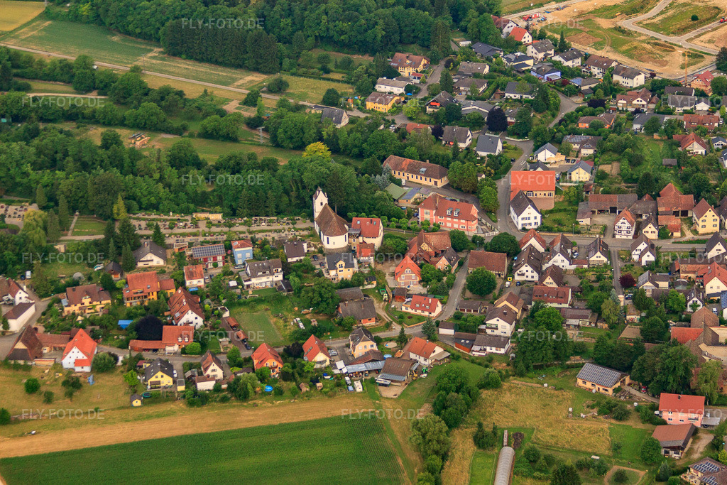 Luftbild: Evangel. Kirche am Friedhof in Buggingen im Bundesland Baden-Württemberg in Deutschland. – Foto: IMG_68277.jpg vom 19.06.2014 durch Werner Riehm/FLY-FOTO.de – Auflösung des Originals: 4752 x 3168 px – WWW.BUGGINGEN.DE