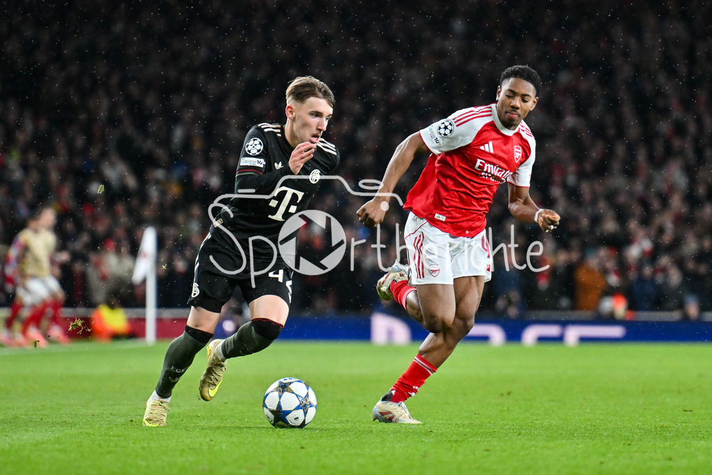 Arsenal FC - FC Bayern München | LONDON, ENGLAND - 26. NOVEMBER: im Duell Lennart KARL (FC Bayern Munich 42) und Myles LEWIS-SKELLY (Arsenal FC 49) beim Ligaspiel zwischen Arsenal London und dem FC Bayern München am 5. Spieltag der UEFA Champions League im Emirates Stadium am 26.11.2025