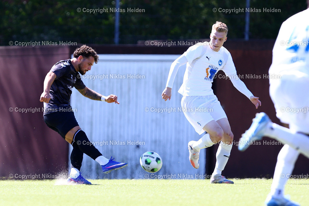 NH_USCPaloma_ETTSVHamburg_OberligaHamburg_26042026 | #5 Tom Burmeister (USC Paloma), #22 Dominik Akyol (ETSV Hamburg)Fußball I Herren I Gamesright Oberliga Hamburg I Saison 2025-2026  I 32. Spieltag I USC Paloma - ETSV Hamburg I 26.04.2026 I Jonny-Rehbein-Sportplatz