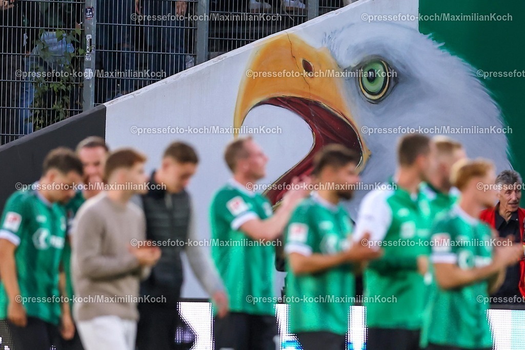 PRM22082501168 | 22.08.2025, Fußball, Preußen Münster - 1. FC Nürnberg, 2. Fußball Bundesliga,  Preußenstadion, Saison 2025 2026: Abschlussjubel nach dem 2:0 Sieg. Die Mannschaft lässt sich von den Fas feiern.  DFB regulations prohibit any use of photographs as image sequences and or quasi-video.Feature Wandbild Adler Wandmalerei Adlerkopf 