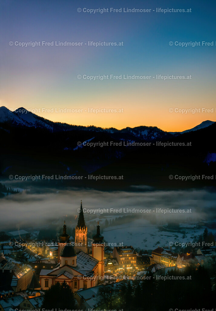 Mariazell Basilika Adventmarkt Abend Nebel 2013 | Stitched Panorama - Realisiert mit Pictrs.com