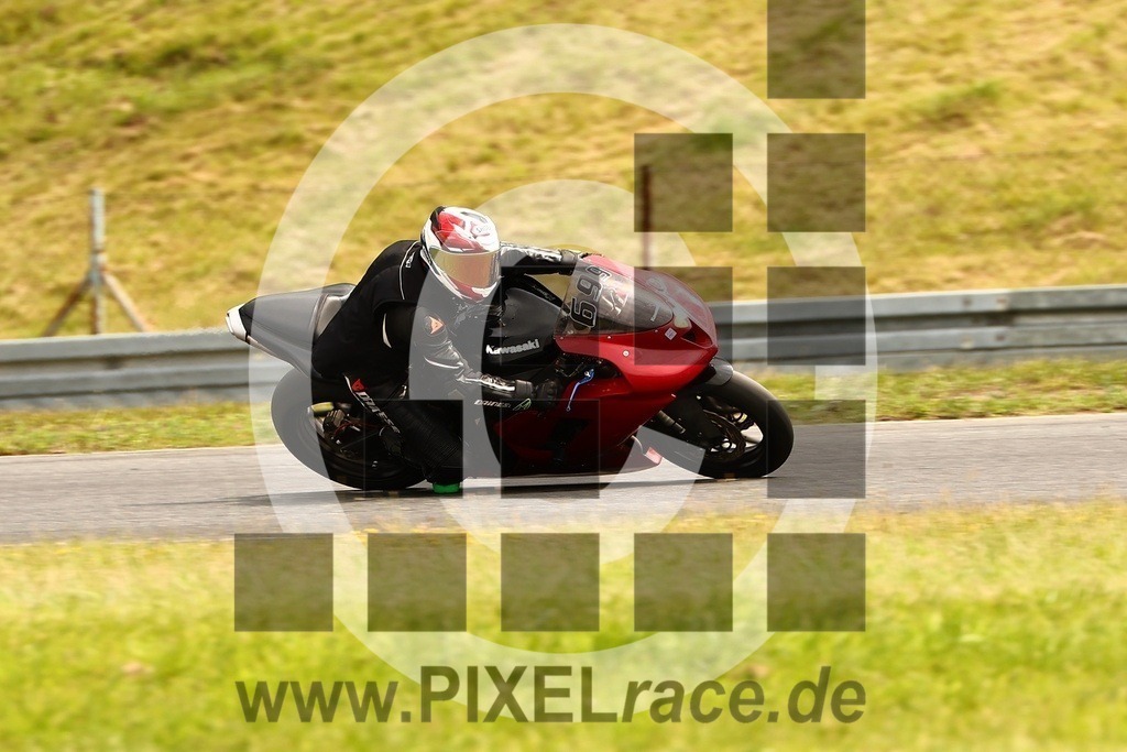 0699-20250715_13317 | Schöne Erinnerungen an spannende Momente - das festzuhalten ist unser Job. PIXELrace.de ist seit 2003 auf den Rennstrecken Europas unterwegs um die Action draußen beim Fahren und die wunderbare Stimmung imm Fahrerlager für euch einzufangen.
