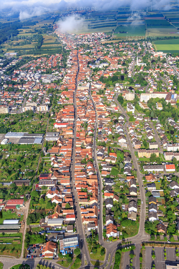 Luftbild: Rheinstr(B427) von Osten in Kandel im Bundesland Rheinland-Pfalz in Deutschland. Foto: IMG_090023.jpg vom 26.06.2016 durch Werner Riehm/FLY-FOTO.de