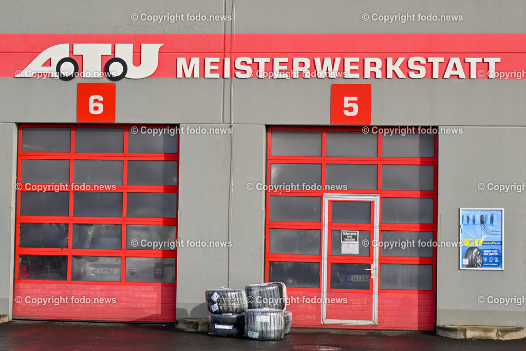 Autoteile Unger_ ATU_ 27.11.2023-11 | 27.11.2023, Leonding, AUT, Autoteile Unger, ATU, im Bild Gebaeude, Gebäude, Werkstatt, Mechaniker, Autowerkstatt, Auto, Inspektion, Reparatur, Reparaturwerkstatt, Service, Fachbetrieb, Pruefstelle, Prüfstelle, Autoservice, KFZ, PKW, Fahrzeug, Insolvenz, Pleite, Teile, Zubehoer, Zubehör, Mitarbeiter, Kunden, Shop, Fahnen, Schild, Logo, Einfahrt
