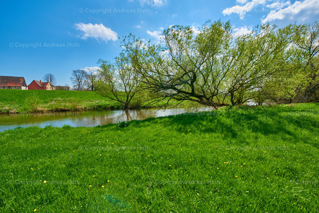 An der Weißen Elster mit Blick auf Rüssen-Kleinstorkwitz | Bedeutsame Landschaften Deutschlands - Realisiert mit Pictrs.com
