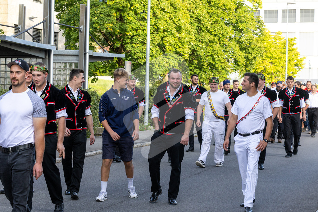 ESAF2025_Empfang_8180 | Die Schwinger des Schwyzer Kantonalen Schwingerverbandes: Fotos, die Dynamik und Leidenschaft festhalten, sowie emotionale Momente aus dem traditionellen Schwingsport zeigen. - Realisiert mit Pictrs.com