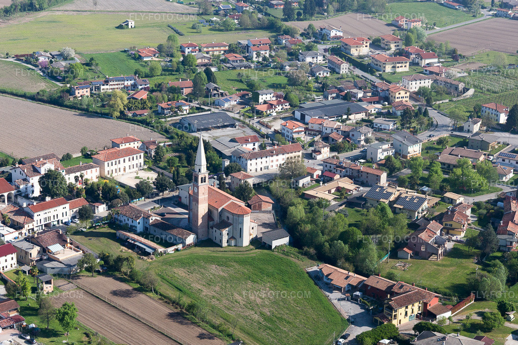 Aerial view: View of the town in Savorgnano in the state Friuli Venezia Giulia, Italy. – Photo: IMG_098869.jpg taken on 04/08/2017 by Werner Riehm/FLY-FOTO.com – Resolution of the original: 4498 x 2999 px