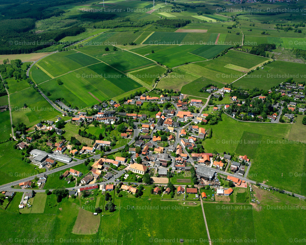 2615305 | NIEDER-MOOS 09.06.2006 Landwirtschaftliche Nutzflächen und Feldgrenzen  umsäumen das Siedlungsgebiet des Dorfes in Nieder-Moos im Bundesland Hessen, Deutschland // Agricultural land and field boundaries surround the settlement area of the village  in Nieder-Moos in the state Hesse, Germany Foto: Gerhard Launer