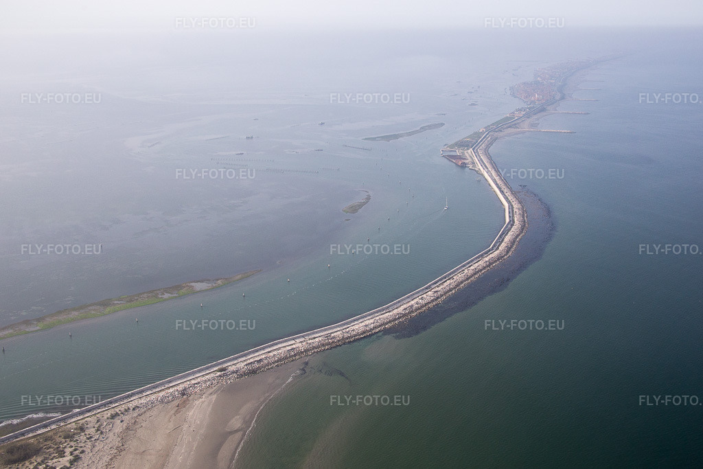 Vue aérienne: Sottomarina à Faro dans le département Vénétie, Italie.Photo: IMG_087428.jpg prise le 06/04/2016 par Werner Riehm/FLY-FOTO.euRésolution de l'original: 5264 x 3510 px