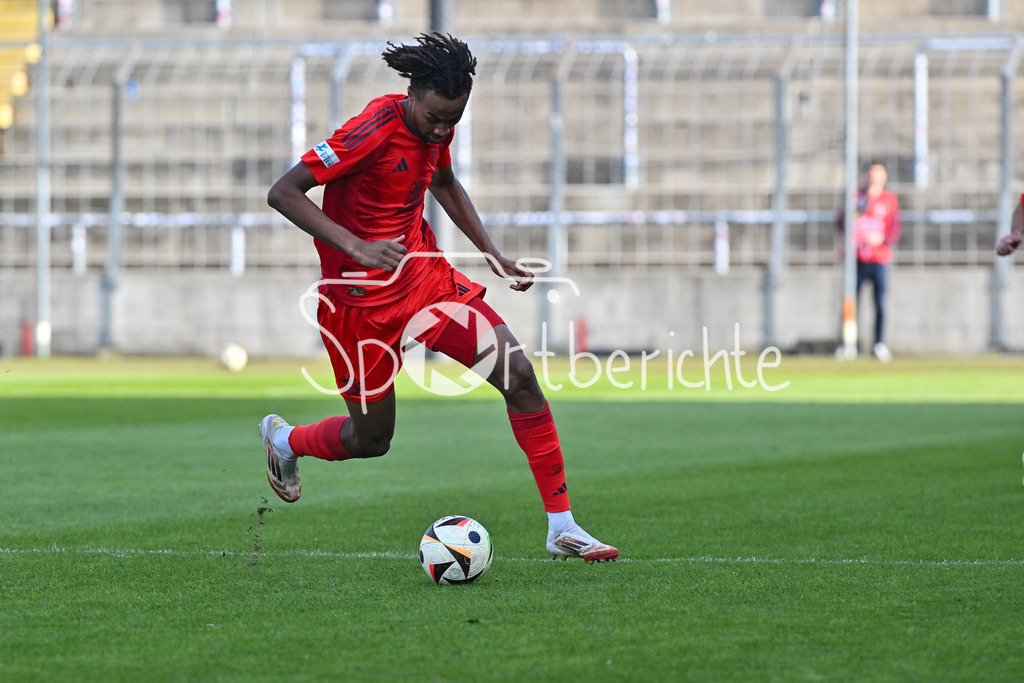FC Bayern Amateure - 1. FC Schweinfurt 05 | am Ball Jonah Daniel KUSI-ASARE (FC Bayern München II #9) / Einzelfoto / Freisteller / Regionalliga Bayern: FC Bayern Muenchen II - 1. FC Schweinfurt 1905, Gruenwalder Stadion am 22.02.2025
