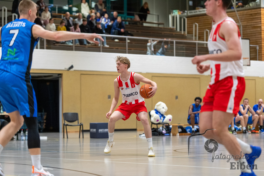 TSG Westerstede-Fortuna Logabirum | Basketball 2. Regionalliga; TSG Westerstede 2 (weiß)- Fortuna Logabirum (blau) am 12.12.2025 in Westerstede (Hössensportzentrum), Photo: Philip Eiben 2025 - Realisiert mit Pictrs.com