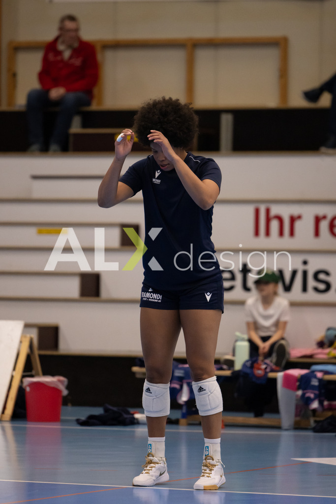 Volleyball I Frauen I Saison 2025-2026 I Volleyball NLA | Women I 1/2 Finals I  VC Kanti Schaffhausen - Sm'Aesch Pfeffingen I 07.03.2026 | 23 Emma Ellis (USA) (Sm'Aesch Pfeffingen) – Diagonalangriff - Realisiert mit Pictrs.com