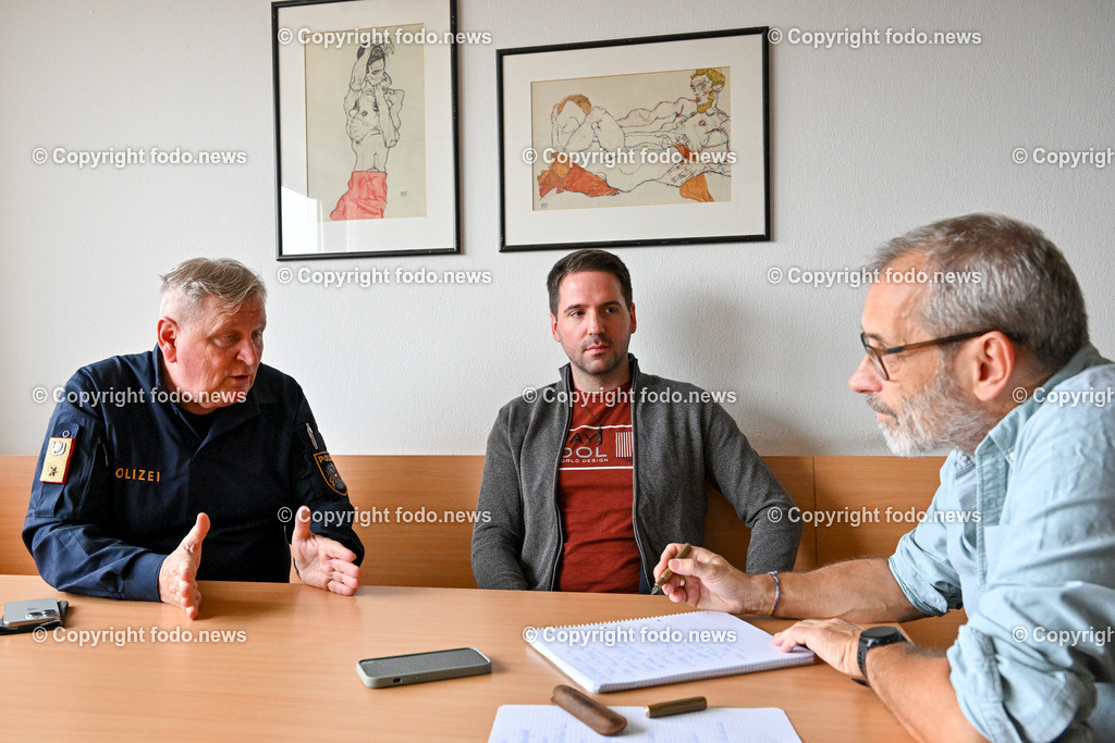 Stadtpolizeikommando Linz_ Interview_ 24.10.2023-15 | 24.10.2023, Linz, AUT, Stadtpolizeikommando Linz, im Bild Karl Pogutter (Stadtpolizeikommandant Linz), Andreas Ploeckinger (Kripo Linz), Gerald Schwab (Krone Redaktion Linz)
