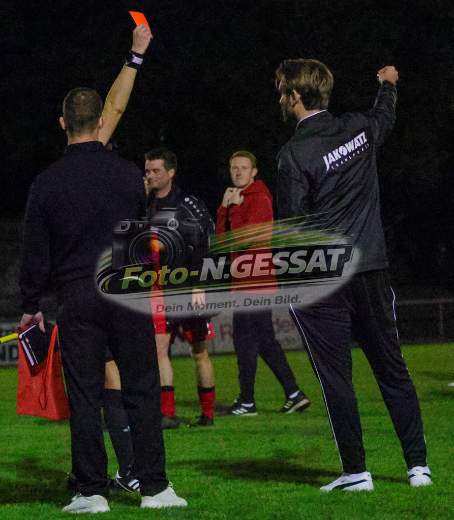 Bünder SV - BV Stift Quernhei | Auf dem Bild zu sehen: schwarz BV Stift Quernheim Trainer: Maximilian Grove, erhält nach Schlusspfiff die Rote KarteBünder SV, BV Stift Quernheim, Saison 26/27, Kreispokal, Achtelfinale - Realisiert mit Pictrs.com