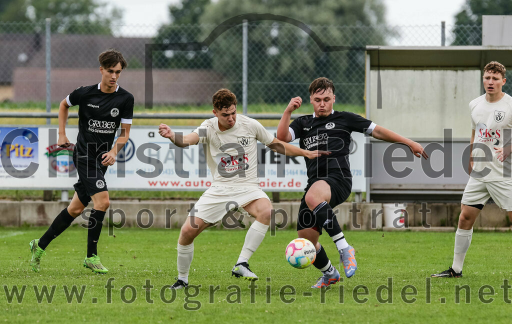 2023-07-02_018_SV_Walpertskirchen_gegen_FC_Herzogstadt | Walpertskirchen, Deutschland, 02.07.2023:
Fußball, Kreisliga 2023 / 2024, Testspiel, SV Walpertskirchen gegen FC Herzogstadt, Endergebnis: 

Emil Schwarz (FC Herzogstadt, #7), Stefan Pfanzelt (SV Walpertskirchen, #24), Luis Bigalke (FC Herzogstadt, #8), Benedikt Schuler (SV Walpertskirchen, #21)

Foto: Christian Riedel / fotografie-riedel.net