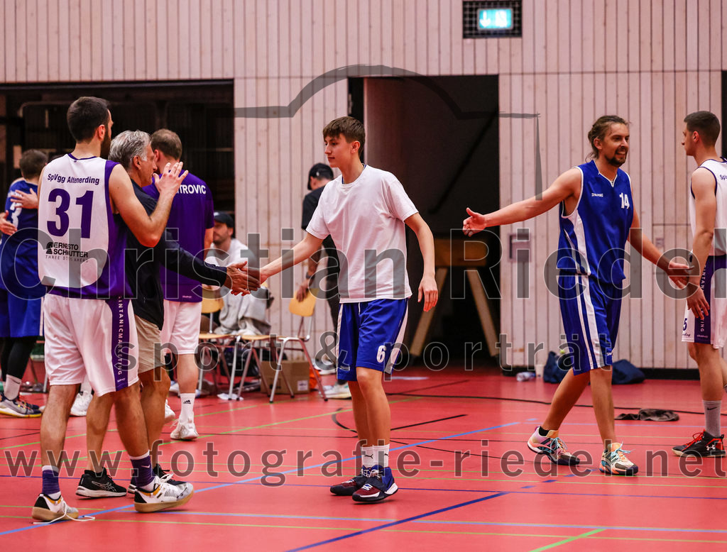 2022-05-29_106_SpVgg_Altenerding_gegen_Muenchen_Basket_2 | Erding, Deutschland, 29.05.2022:
Basketball, Bezirksliga 2021 / 2022, Herren Turnier der 2. der Aufstiegsrunden, SpVgg Altenerding gegen München Basket 2, Endergebnis: 

Sasa Sukovic (SpVgg Altenerding, #31), David Wörner (München Basket, #6), Adrian Grieble (München Basket, #14)

Foto: Christian Riedel / fotografie-riedel.net