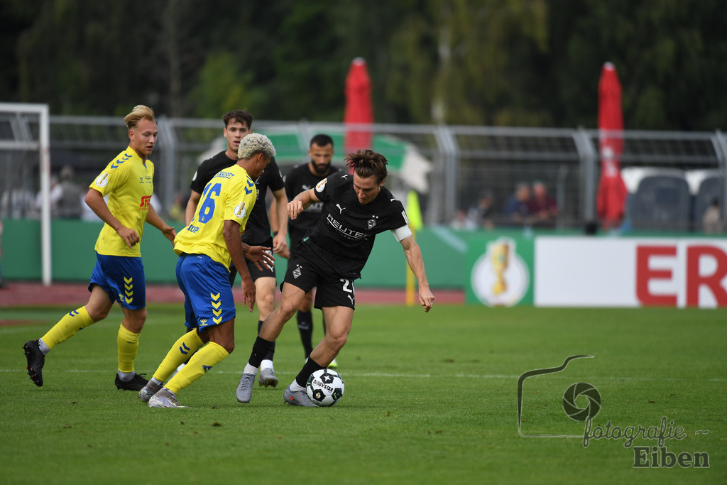 SV Atlas-Delmenhorst-Borussia Mönchengladbach | DFB-Pokal 1. Runde;SV Atlas Delmenhorst (gelb)-Borussia Mönchengladbach (schwarz) am 17.08.2025 in Oldenburg (Marschweg-Stadion), Photo: Philip Eiben 2025 - Realisiert mit Pictrs.com