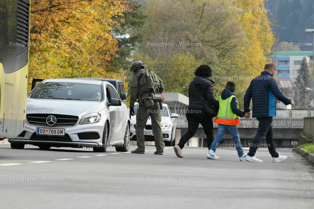 20221111 Amoklauf in Mittelschule Haselstauden | DORNBIRN, OESTERREICH - 11. NOVEMBER: Polizeieinsatz waehrend des Amoklaufs in der Mittelschule Haselstauden in Mittelschule Haselstauden on November 11, 2022 in Dornbirn, Austria.