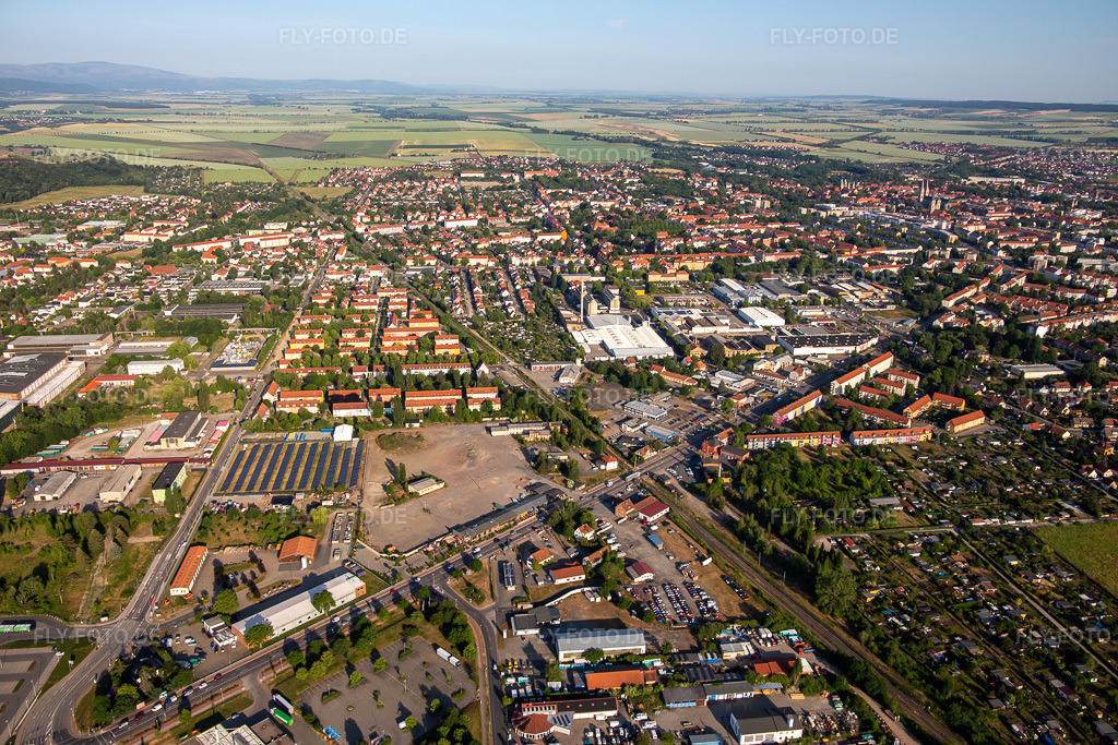 Luftbild: Quedlinburger Landstraße kreuzt die Bahnlinie in Halberstadt im Bundesland Sachsen-Anhalt in Deutschland. Foto: IMG_136329.jpg vom 15.06.2023 durch Werner Riehm/FLY-FOTO.de