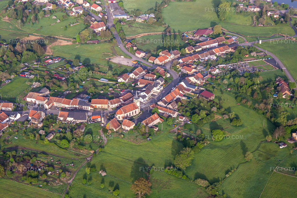 Aerial view: Grande Rue in Mittersheim in the state Moselle, France. – Photo: IMG_140597.jpg taken on 05/01/2024 by Werner Riehm/FLY-FOTO.com – Resolution of the original: 5472 x 3648 px