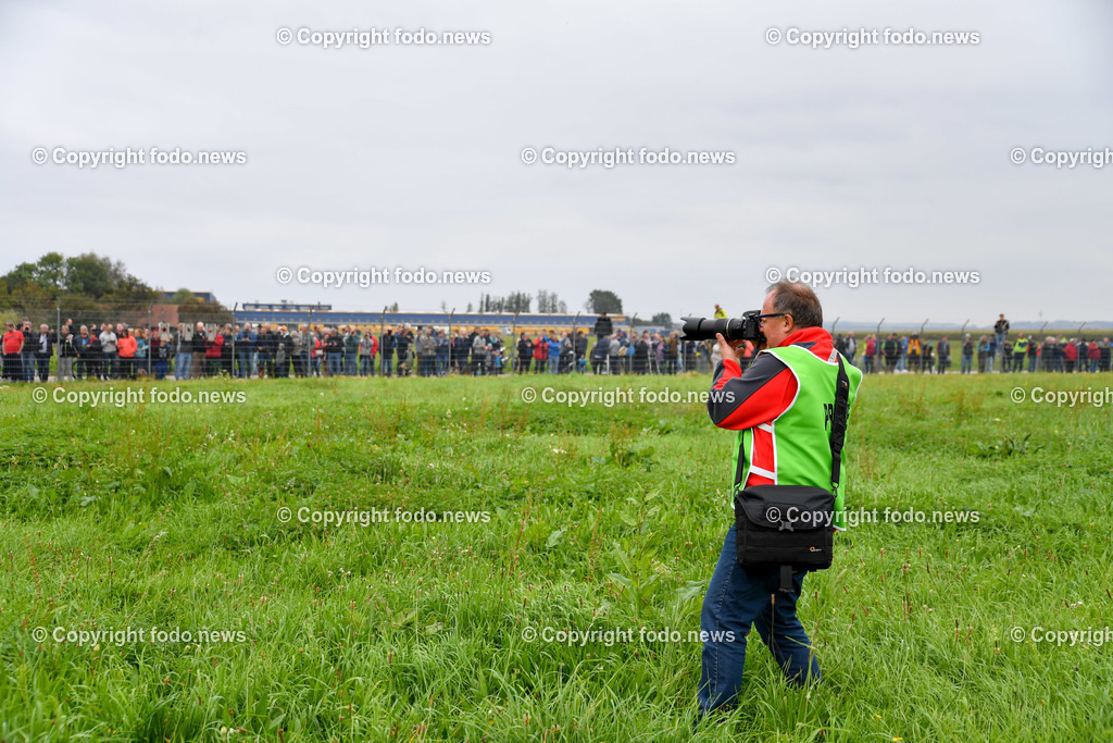 Flughafen Linz Hoersching_ Landung Antonov AN 225_ 05.10.2021-36 | 05.10.2021, Linz Hörsching, AUT, Flughafen Linz, Linz Airport, Landung Antonov 225, im Bild Antonov 225 - größtes und schwerstes Transportflugzeug der Welt zu Gast in Linz, Plane Spotter, Zaungäste, Presse