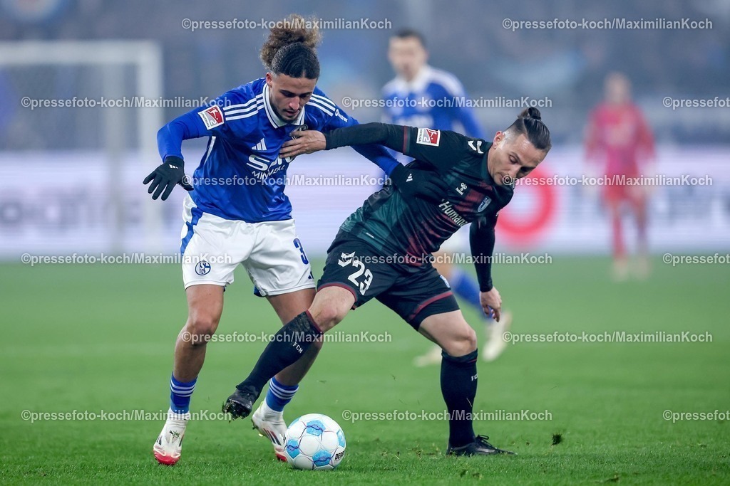 S0401022501026 | 01.02.2025, Fußball, FC Schalke 04 - 1. FC Magdeburg, 2.. Fußball Bundesliga, 20. Spieltag, Veltins-Arena Gelsenkirchen, Saison 2024 2025: Taylan Bulut (S04 #31) im Zweikampf gegen Baris Atik (1.FC Magdeburg #23)DFB regulations prohibit any use of photographs as image sequences and or quasi-video.