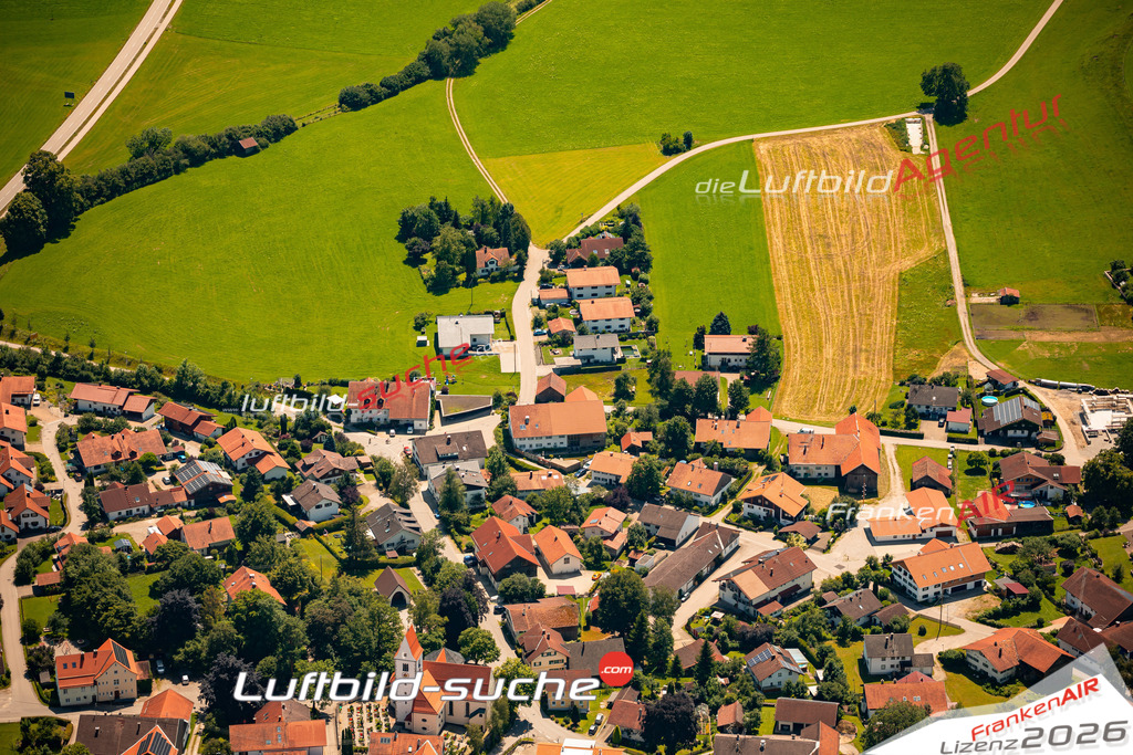 Das Luftbild zeigt : Oberthingau Unterthingau - Die Luftaufnahme wurde 2024 vom UL-Flugzeug aus erstellt ( keine Drohne ) - Hochauflösende Luftaufnahme - Für grossformatige Ausdrucke geeignet. Die Geschenkidee !Mit Lizenz und Bildrechte bestellbar
