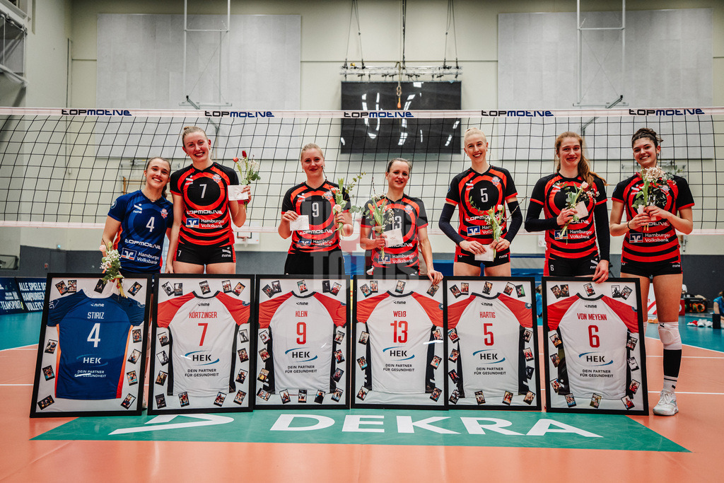 Volleyball | Frauen | Saison 2025/2026 | Volleyball Bundesliga | ETV Hamburger Volksbank Volleys vs. VC Wiesbaden | 14.03.2026 | Spielerinnen des ETV werden verabschiedet, v.l. Sarah Stiriz (#4, ETV Hamburger Volksbank Volleys), Leonie Körtzinger (#7, ETV Hamburger Volksbank Volleys), Luise Klein (#9, ETV Hamburger Volksbank Volleys), Kathleen Weiß (#13, ETV Hamburger Volksbank Volleys), Anna Hartig (#5, ETV Hamburger Volksbank Volleys), Constanze von Meyenn (#6, ETV Hamburger Volksbank Volleys) und Celina Kleemann (#10, ETV Hamburger Volksbank Volleys)