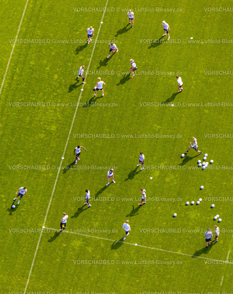 Dortmund220704048 | Luftbild, BVB Trainingszentrum, Adi-Preißler-Allee, Fußballfeld und Fußballspieler beim Training, Brackel, Dortmund, Ruhrgebiet, Nordrhein-Westfalen, Deutschland