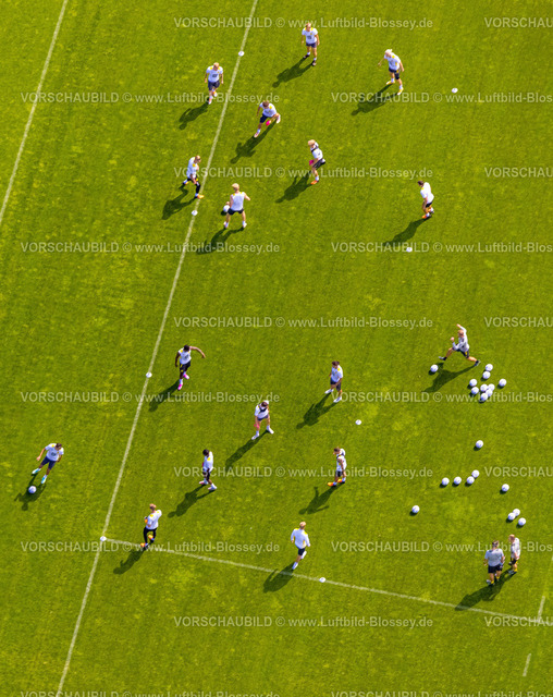 Dortmund220704048 | Luftbild, BVB Trainingszentrum, Adi-Preißler-Allee, Fußballfeld und Fußballspieler beim Training, Brackel, Dortmund, Ruhrgebiet, Nordrhein-Westfalen, Deutschland