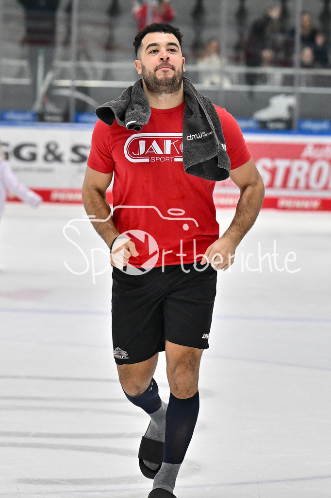 Augsburger Panther - Nürnberg Ice Tigers | Die Spieler der Panther feiern zusammen mit ihren Fans den Heimsieg gegen Nuernberg / DEL: Augsburger Panther - Nuernberg Ice Tigers, Curt Frenzel Stadion am 03.01.2025 / Nicholas BAPTISTE (Augsburger Panther 73) / Freisteller / Einzelfoto